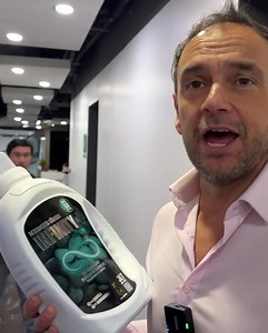 ✨ Infinity — La nueva generación de limpieza inteligente. Formulado con bicarbonato y peróxido de hidrógeno, libera moléculas activas de oxígeno que eliminan manchas difíciles y realzan el blanco natural de las prendas. Biodegradable y eficaz, ideal para un futuro más limpio 🌱. 📞 Contáctanos 56 9 9678 2147‬ y lleva Infinity a tu supermercado o punto de distribución 💧 ¡Innovación que se nota desde el primer lavado! | Detergente Infinity