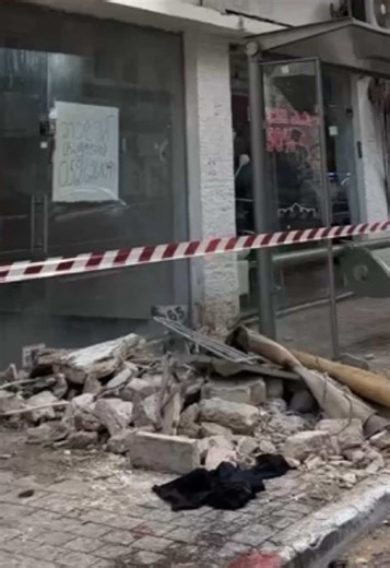 תושב תל אביב ירד מאוטובוס ברחוב הרצל ונפגע בראשו ממרפסת שקרסה מבניין מגורים. הוא פונה לקבלת טיפול בבית חולים. צוות מד