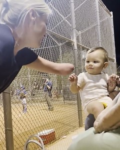 Baby unsure how to high five woman with missing hand | MetDaan Tips