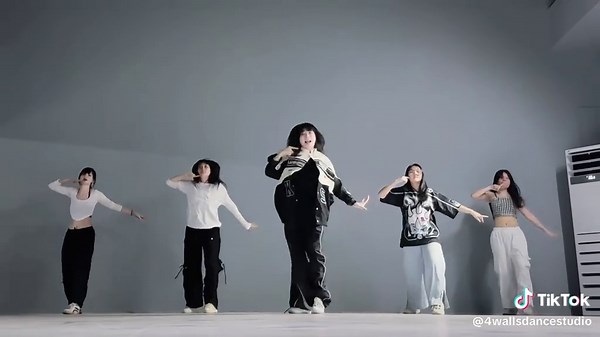 4Walls Studio。 (@4wallsdancestudio) - Clik Clak Dance Break by Baby Monster at 4 Walls Studio