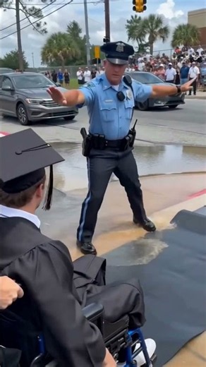 Police Officer’s Heartwarming Gesture For Disabled Graduate Goes Viral! 😭❤️