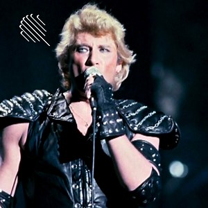 Le rocker a été une vraie fashion victime : on passe en revue ses looks les plus iconiques, dont beaucoup seront à (re)découvrir dès janvier dans l'expo exceptionnelle consacrée à la star ✨ | Quotidien avec Yann Barthès