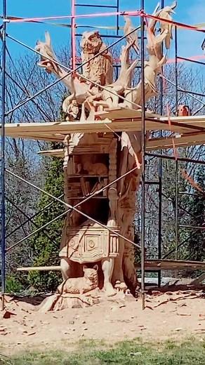 Exploring Chainsaw Tree Sculptures at Stephen King's House in Bangor, Maine