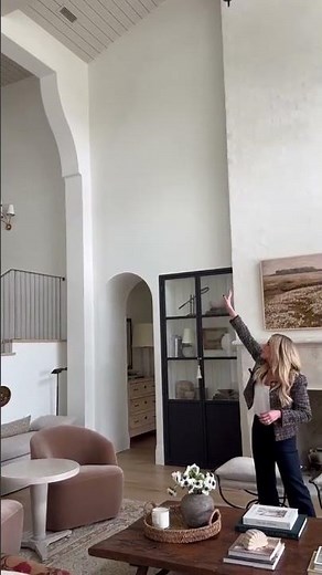 Three details in our living room that take it to the next level: curves, materials, and florals.