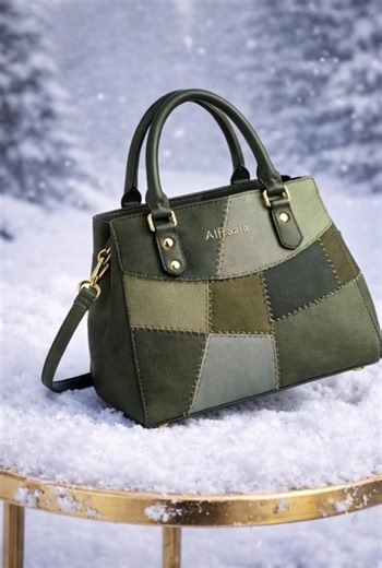 🇬🇧 English ALFRASIA — Arctic Aurora Collection Inspired by the quiet glow of northern lights moving through a frozen forest. This piece explores harmony between structure and softness, where patchworked leather panels meet calm winter tones. Designed for women who value craftsmanship, balance, and timeless presence. A winter companion shaped by patience, texture, and light — not trends. ⸻ 🇫🇷 Français ALFRASIA — Collection Arctic Aurora Inspirée par la lumière silencieuse des aurores boréales