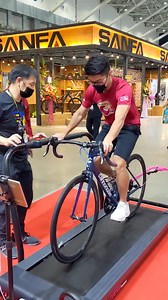 【Oreka O2沉浸式訓練台 你能成功駕馭嗎？】 這台看起來很像跑步機的訓練台，在台北展裡吸引了許多人的目光和挑戰，有人成功、有人失敗，在旁邊解說產品並協助車友試騎的是前國手「生哥」張壽生，他說，騎起來有點像滾筒，有經驗的車友練習一下應該都能騎上去。 到底這台要價20萬台幣的訓練台有何特別？生哥說，在上面騎的路感99%像騎在馬路上，最高時速可以達到50km，車尾有牽繩所以不會暴衝出去，但需要一點操控的技巧，目前多用於室內的測試與訓練等專業用途。 相較於固定式訓練台，騎士只訓練到腿力，根本不用操控，出去團騎變地雷；騎這台時騎士必須花更多心思在操控與核心的控制，才能穩定地騎在訓練台上，也因此更接近真實路騎，也有助於提升操控的精準，讓自己的騎車能力真正的Level Up。 練到你能在上面吃泡麵，那就是出師了！想要挑戰看看嗎？3/9-12台北自行車展都有開放消費者購票入場參觀喔，這台訓練台位在四樓FSA攤位M1012。 #台北自行車展 #訓練台 #Oreka | 單車誌