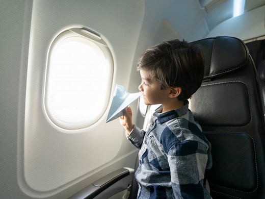 Enfants : à partir de quel âge peuvent-ils prendre l’avion seuls ?