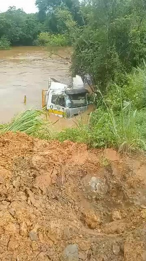 dengar lagu Bugis sedih tewas pigi sungai