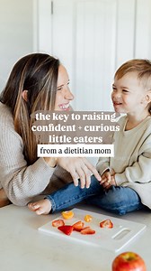 Let me explain👇🏼 ✨SHARE to help other parents raise confident & curious little eaters!!✨ The more they help, the more comfortable they get. And the more comfortable they feel, the more open they are to trying🙂‍↔️ If we only say “you’re such a good eater!” “great job finishing your plate tonight!” that’s not building true confidence—that’s teaching them to seek praise instead of tuning into their own body and hunger cues So instead 👉🏼 let them mix, scoop, rinse, spread, sprinkle (even if it’