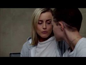 OITNB 3x09: Piper and Stella first kiss