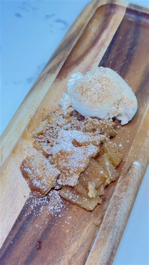 Warm apple crumble with vanilla ice cream 🤌🏼