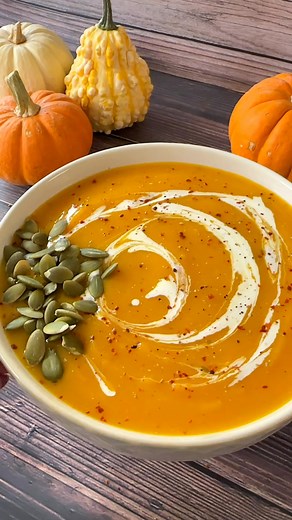 The second I feel that crisp fall air, I crave cozy bowls like this 🧡 Nothing warms me up more than a creamy bowl of butternut squash soup on a chilly day 🍂🍲🎃 #butternutsquashsoup #butternutsquash #pumpkinseason #soup | TheCanok