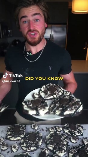 (👇 recipe) Low Cal, High Protein Huge Frosted OREO Buttercream Crumbl Cookie 👉Click link in bio to finally get lean without restrictions 😡Are you FOLLOWING @nickkazfit ✳️ Macros (makes 8 cookies): 149 Cals, 12.75g Net Carbs, 2.5g Fat, 21.25g Protein 169g protein in the batch of 8 cookies ✳️ Ingredients for Wet Ingredients: 340g (1 1/2 Cup) Plain Nonfat Greek Yogurt 1 Medium Egg ✳️ Ingredients for Dry Ingredients: 40g (1/3 Cup) All Purpose Flour 20g (3 tbsp) Black Cocoa Powder 15g (2 tbsp) Oat