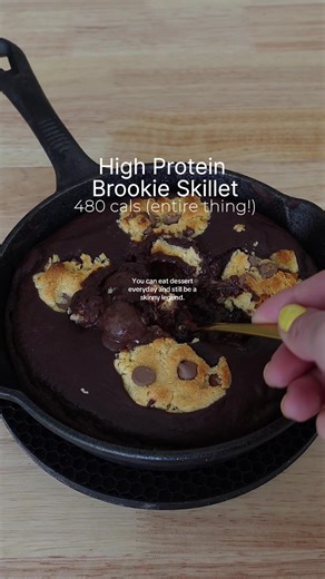 Replying to @K★ BROOKIE SKILLET 🍪🍫 Recipe below! Link in bio to purchase my dessert cookbook, Lean Treats! It has 65 of my best high protein, low calorie dessert recipes, including 8 cookbook exclusive ones 🍪🧁 Used @pescience whey/casein blend for this recipe as always!! Code FIT15 to save $$ Nutrition: 482 cals, 31P, 37.5C, 25.5F Ingredients- Brownie Layer -20g @pescience chocolate truffle protein powder (discount code FIT15) -20g all purpose flour -6g coconut flour -8g unsweetened cocoa po