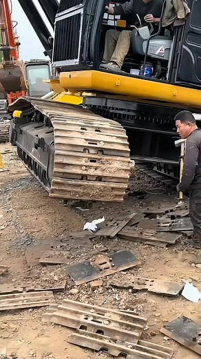 1.3M views · 4K reactions | Excavator Track Alignment in Action Precision at work! This is how excavator track alignment is done the smart way #Excavator #HeavyMachinery #Engineering | Ogunquit, Maine Oceanfront Rentals | Facebook