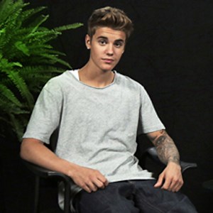 LE BUZZ - Justin Bieber se fait frapper à Between Two Ferns - Hollywoodpq.com