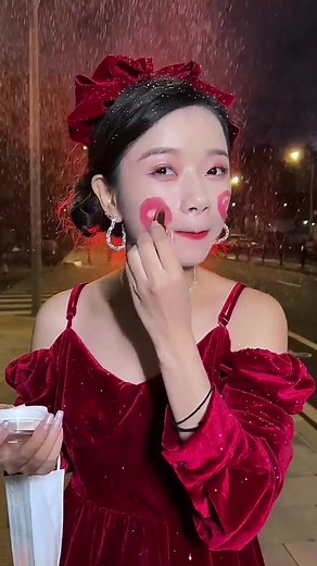 Makeup Tutorial: Applying Loose Powder Outdoors