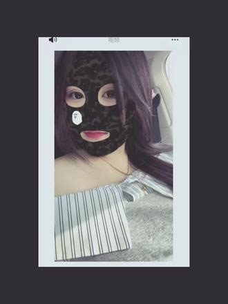 只是会在很多个小瞬间想起你 比如一句歌词 一部电影 一条马路 和无数个闭眼的瞬间