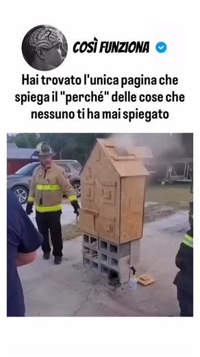 Così Funziona on Instagram: "Hai mai sentito parlare del fenomeno capace di trasformare un incendio quasi “spento” in un’esplosione immediata? Il backdraft è uno degli eventi più critici nella dinamica del fuoco — una reazione violenta che avviene quando un ambiente saturo di gas combustibili riceve, all’improvviso, un nuovo afflusso di ossigeno. All’interno di uno spazio chiuso, il fuoco consuma l’ossigeno fino a quasi esaurirlo, lasciando una miscela altamente instabile di calore estremo, fumo
