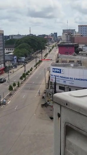 Cameroun : les tensions post-électorales paralysent Akwa, le quartier des affaires est désert ce lundi 27 octobre 2025 | Équinoxe Tv