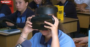 Lecţii predate cu ajutorul unor ochelari VR. Metodele moderne ale unei profesoare din Oradea au fost premiate de Microsoft