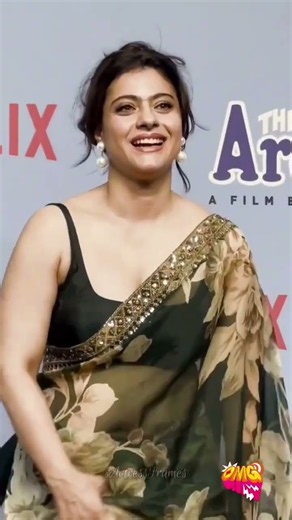 Introducing the "VitaWear SmartBand," a next-generation wearable gadget🎉 Shahrukh Khan Kajol event