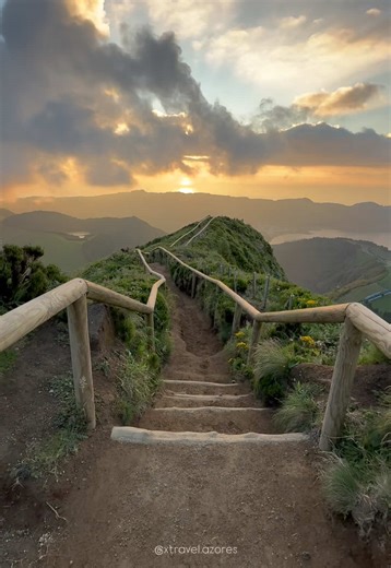 🌿 One of the most recognizable trails in the Azores — and the good news? You don’t need any hiking experience to enjoy it 🥾 This easy, family-friendly walk leads to one of the most photographed viewpoints in all of Portugal. And yes — the real-life view easily beats any photo 📸✨ If São Miguel is on your itinerary, this spot is a must. No compromises. And if you want your trip to be smooth, well-organized, and stress-free — skip endless research. I’ve already done it for you in my INTERACTIVE 