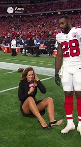 Sideline chaos 😳🏈 An NFL reporter took an unexpected shot when a football came flying in and hit her mid-interview on the sidelines. Total accident — and a moment no one saw coming. | Sports Entertainment News
