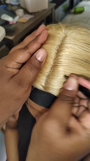 171K views · 2.8K reactions | Watch at your own risk 藍藍 First time installing a wig, DISCLAIMER: I'm NOT a professional hairdresser or make up artist I'm just a lady who makes a plan when I need to OK  RATE ME FROM 1-10 be kind ngiyintandane anginabani neyngubo zakhismusi anginazo  #wiginstall | Khanyisa Mbuthu | Facebook