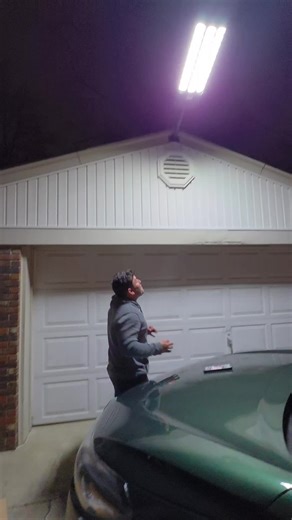 ilumina tu jardín patio o entrada con esta potente lampara solar led se carga con el sol durante el día y se enciende automáticamente por la noche #lampara #solar #patio #hogar #exterior @HOODINK