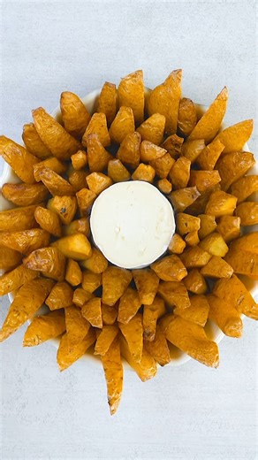 22K views · 220 reactions | Frittata avec frites et camembert 燎 2 kg de pommes de terre 1 1/2 camemberts de 150 g Pour l'omelette : 8 œufs 1 tomate 3 tranches de lard 1 c. à s. de persil 1 petit oignon rouge Sel et poivre Aussi : Plat à tarte, diamètre : env. 23 cm Huile pour les frites Coupe-pomme Cuisson : 1 h à 160 °C | Bon Ap’ | Facebook