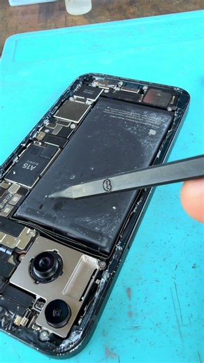 iPhone 14 bloated battery replacement #smartphone #apple #iphone #iphonerepair #righttorepair ￼