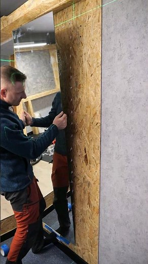 Przyklejanie lustra do ściany.