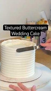 How to get that perfect ribbed texture on wedding cakes #cakedecorating #weddingcake #tutorial