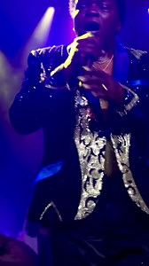 Lee Fields er en levende legende innenfor soul-sjangeren. 🔥 Med over 60 år på scenen har han av noen blitt kalt "the soul of soul" i sitt hjemland USA. 👀 Vi har vært så heldig å få oppleve denne energibomben av en sanger hele fire ganger før, og 12. Juni er han tilbake! 😍 Med sitt faste band The Expressions bak seg gleder vi oss til tidenes sommer kick-off, perfekt konsert å ta med seg vennegjengen på!🌟 Finn billetter og les mer her: https://cosmopolite.no/program/cosmopolite/2025/juni/lee-f