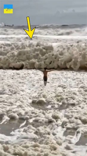 Dangerous sea foam 😱