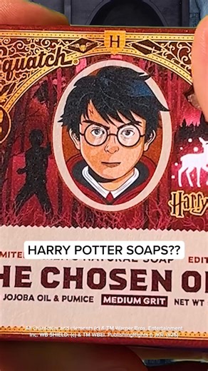 ✨ NEW HARRY POTTER™ BARS 🦉 ⚡ The Chosen One - inspire by The Boy Who Lived 🔮 You Know Who – inspired by well... you know who Two bars. One fate. The Chosen One summons courage with notes of golden lemon and birchwood; You Know Who commands darkness with scents of bold bergamot and black tea. Whether you choose valor or power, this 2-pack seals your destiny in every cleanse. | Dr. Squatch