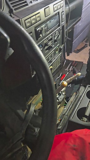 🛠️ Wenn der Hebel nicht mehr will... 😅 Beim Defender TD4 war das Gestänge fürs Verteilergetriebe komplett abgerissen – also nix mehr mit High- und Low-Range schalten 😬 Wir bringen das gute Stück natürlich wieder in Schuss 💪⚙️ Gerade bei älteren Defendern sieht man sowas öfter – die Mechanik läuft über Jahre im Dreck, Salz und Feuchtigkeit, bis irgendwann Schluss ist. 👉 Deshalb: Immer mal einen Blick unter’s Auto werfen – gerade bei Geländefahrern lohnt sich das! ‼️ #Defender #LandRoverDefen