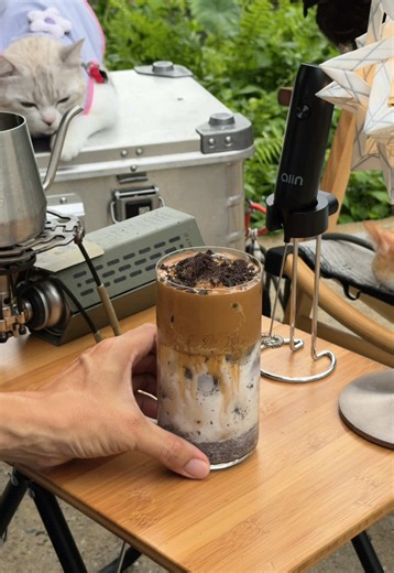 Oreo Coffee: Creamy Cookie Coffee with Milk Frother
