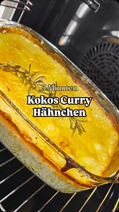Das EINFACHSTE KOKOS CURRY HÄHNCHEN ♥️ so schnell & einfach gemacht. 5-10min Zubereitung! Und ich versprechs die ganze Familie wird’s lieben 😋 Ihr braucht: 4-5 Hähnchenbrustfilets 1 Zwiebel 2 Knoblauchzehen 2 Knoblauchzehen Für die Soße: 500ml Kokosmilch 1 Pack. Cremefine 7% zum Kochen 250ml oder 250ml normale Sahne 100ml Wasser 1 TL Currypaste (wer es parat hat) 3 TL Currypulver 2 EL Gemüsebrühe Gewürz 1 TL Stärke Salz, Pfeffer Frische Petersilie Das Hähnchen in eine geölte Auflaufform geben d