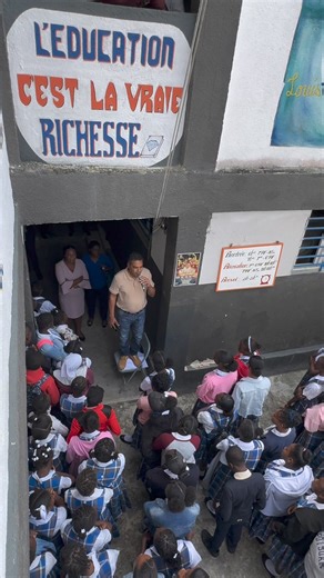 Vakans rive ! Nou te pase salye plizyè direktè ak direktris lekòl nan Komin Petyonvil. Nou pap janm sispan felisite pwofesè lekòl nou yo pou sakrifis yo. Nou p ap sispann ankouraje jenès ki te pran wout lekòl ane sa a malgre ensekirite. Bonne vacances d’été à tous les écoliers d’Haïti! #ayiti #haiti #haitiantiktok #ayisyentiktok #petionville | Jerry Tardieu