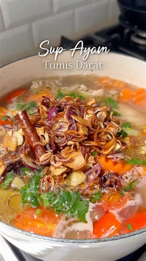 The Cook Wife on Instagram: "Sup Ayam Tumis Darat🍲 lawan dengan sambal belacan🌶️ & 🐟ikan masin goreng. Cukup lauk feveret ni dah happy tau🥰 #supayamtumisdarat #chickensoup #lunch"