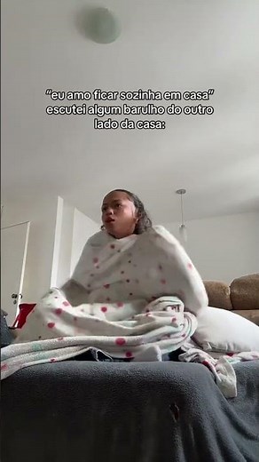 Amo ficar só, o problema são os barulhos estranhos #bbiamarall #vlog #amigas #humor #meme