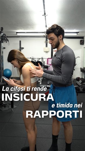 Jacopo Bisoni | Coach al femminile on Instagram: "La cifosi, o quella postura con spalle in avanti e “gobba”, non è solo un problema estetico o posturale. È soprattutto un problema di come ti senti… e di come ti presenti davanti agli altri, soprattutto davanti a una persona che ti piace. 🔍 Come riconoscerla: -le spalle ruotano in avanti -il torace si chiude -la testa si proietta in avanti E a quel punto non cambia solo il corpo… cambia anche il messaggio che stai comunicando. Ti ritrovi più chi