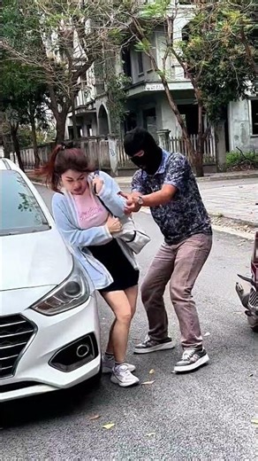 One Bold Fightback… One Robber Defeated #KindManGlobal #HeroInAction #StreetRobbery