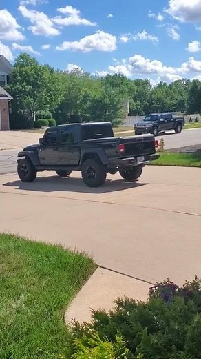 Jeep Gladiator vs Hummer H3T #jeep #gladiator #hummer #suv