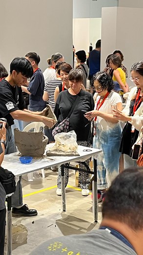 Throwdown 2️⃣ was to build the largest sphere with limited tools and the clay makers’ ingenuity! @thutapottery emerged the winner after 25 minutes of building! | Singapore Clay Festival