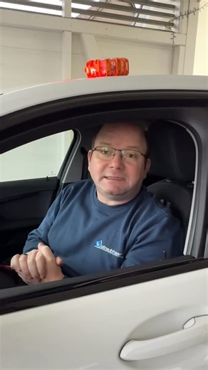 Straubhaar Patrick on Instagram: "🚨 Panne oder Unfall in Spanien 🇪🇸 wichtige rechtliche Unterschiede Ab 1. Januar 2026 ist in Spanien die V16-Warnleuchte mit GPS-Konnektivität vorgeschrieben. Nur V16-Leuchten, die den Standort automatisch an die spanische Verkehrsplattform melden, gelten dann als zulässig. ⚠️ Achtung bei Mietfahrzeugen: Wer in Spanien ein Auto mietet, sollte unbedingt prüfen, ob eine zugelassene V16-Warnleuchte mit GPS im Fahrzeug vorhanden ist. Fehlt sie, kann das im Pannenf
