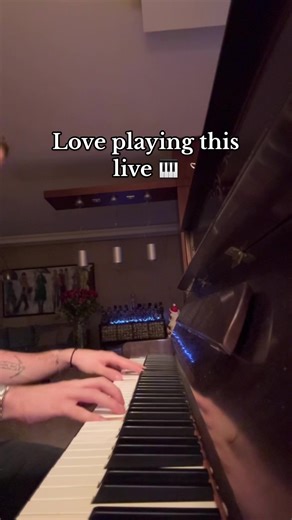 Live Piano Melodies: Experience the Magic of Music