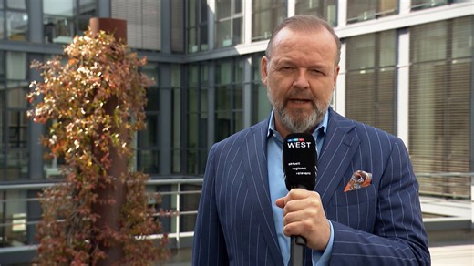 17 Cent weniger pro Liter und 1.000 Euro #Prämie – steuerfrei. Diese Entlastungen hatte die #Bundesregierung in dieser Woche angekündigt. Erstere ist allerdings jetzt schon auf 14 Cent revidiert worden. Mit #Mehrwertsteuer seien es dann ja 17 Cent, so die Begründung. Für viele ist es unverständlich. Auch die Prämie sorgt für Kritik, denn zahlen soll das #Geld nicht der Staat, sondern die #Arbeitgeber. Viele #Unternehmen in Nordrhein-Westfalen sehen sich dazu finanziell nicht in der Lage. Der Deu